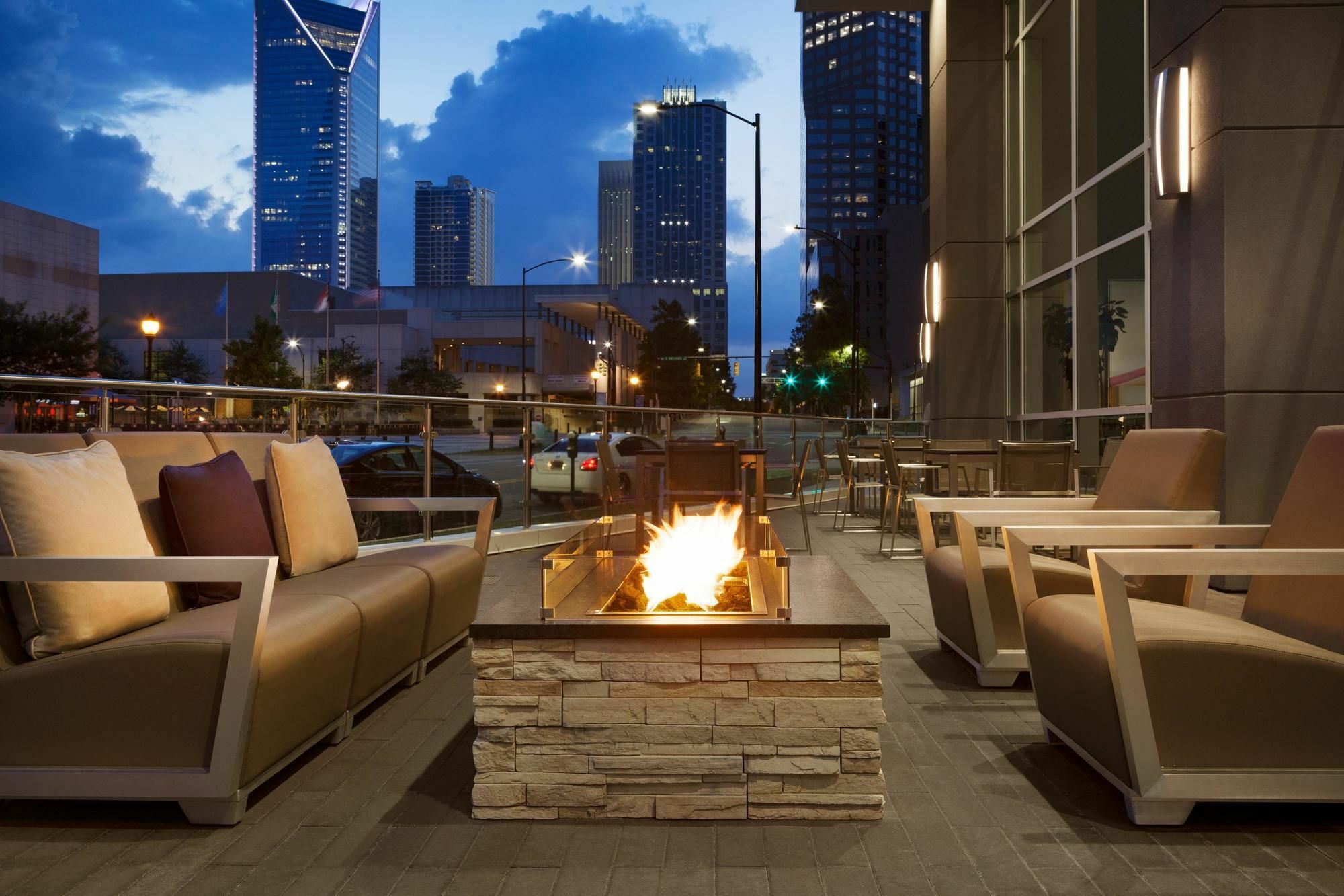 Embassy Suites By Hilton Charlotte Uptown Exteriör bild
